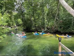 Main River Retreat hot tub, canoe with trolling motor - Image 3