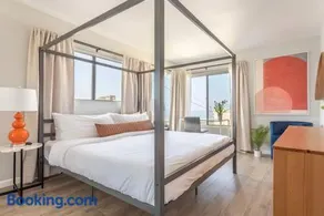 Downtown Manhattan Beach 3 Bed Townhouse Parking - Image 1