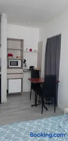 Logement indépendant avec ventilateur, frigo et micro-ondes - Image 3