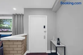 Stylish 3 BR Apt with Free Parking, Wifi and Patio - Image 3