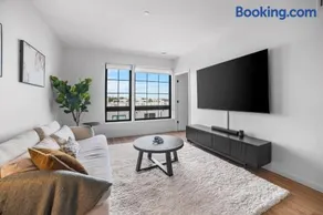 Modern Riverfront Loft Proximity to Downtown - Image 4