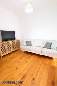 2BR Seaside Retreat in Largs North - Image 4
