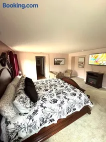Beautiful 5 bed 3 bath home with AC and Wifi - Image 5