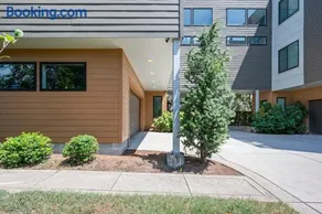 Walk & Bike-Stunning Natural Light! 13 Mins to Downtown - Image 2