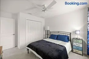 Spacious 3BR - Sleeps 7 - King Bed - Lanai - Image 2