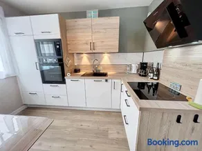 Bel appartement rénové au cœur de Jullouville, 100m de la plage, 1 chambre, 4 couchages, parking privé - FR-1-361-72 - Image 3