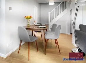 Wokingham - Two Bedroom House with parking - Image 2