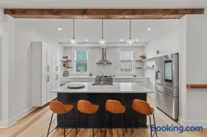3BR Stylish Retreat, Minutes from Downtown Pittsburgh, Free 3-Car Parking - Image 3