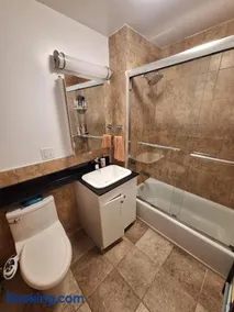 Bright Studio apt with city views, fully equipped! - Image 2