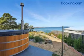 Modern Coastal Retreat and Hot Tub - Image 3
