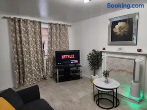 My Holiday Home -2 Bed House-Free Parking - Image 2