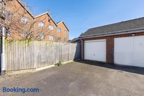 Cosy Retreat in Ashford city centre with Hot tub - Image 5