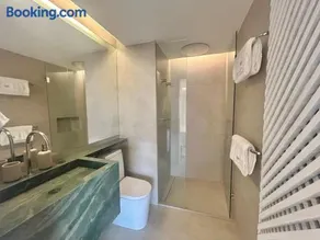 Conforto e Vista Panorâmica com Banheira Hotel Vision TV WiFi Ar Cond e Cozinha - Image 4
