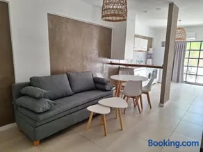 Hermoso departamento con patio - Image 1