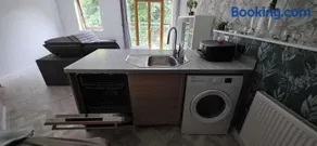 Pet Friendly 2-Bed Apt Sleeps 3 with Parking - Image 4