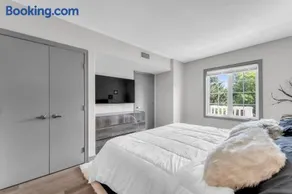 Horseshoe Valley ski resort Jacuzzi and King Bed - Image 4