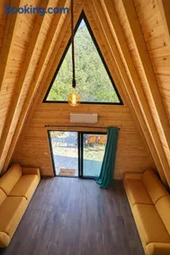 Spacious Mountain Retreat with BBQ Facilities - Image 5
