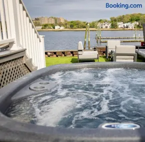 Brand new cozy waterfront house w jacuzzi - Image 4