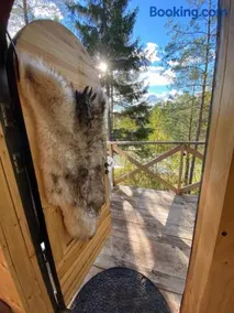 Viking Treehouse with Hot Tub, Sauna, Lake & Deer Park - Image 3