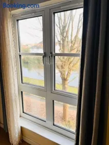 2 Bedroom Flat with River View - Image 4