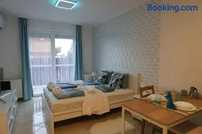 Airport Luxury Apartment with Balcony + Free parking - Image 1