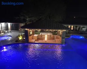 Private Urban-Oasis w Resort Pool - Image 2