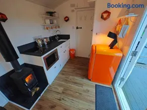 Luxury Countryside Shepherds Hut with Hot Tub - Image 2