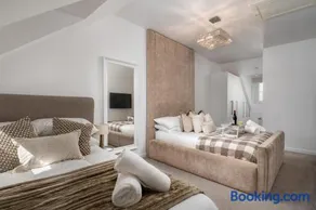 Opulent 3BR Home Near Bluewater I Free parking - Image 2