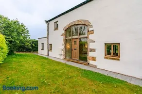 Spacious 3BR House in Blackburn, Garden, Free WiFi & 4-Car Parking - Image 1