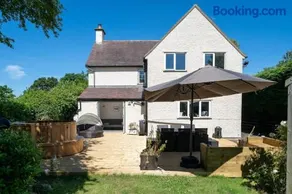 Spacious Cotswolds House Garden with Hot Tub - Image 4