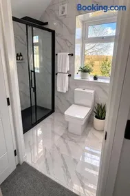 Sleek 3BR Home Barry Near Airport and Park - Image 1