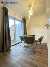 Camberly Spacious 3BR House for 5 super Fast WiFi Free Parking Ideal for Families & Contractors - Image 5