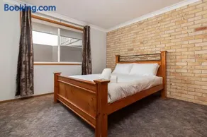 3 of 33 Wharf Street - Image 1