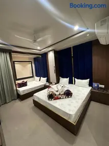 HOTEL PREMIER CHOICE - JUST 50 Meters DARGAH BULAND DARWAJA VIEW - Image 2
