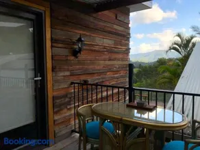THE GOLDEN RETREAT POOL HOUSE - Image 1