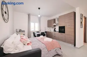 5 FCO Modern & Spacious, Free Parking - Image 4