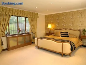 Countryside Manor House and Estate with Rural Views and Pool - Image 5