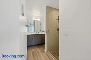 Newly furnished 5BD 4BA Townhome The Vue 30 - Image 2