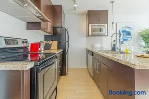 Downtown Suite with Parking, Pool, Gym - Image 3