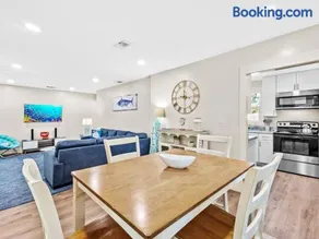 Modern Coastal Cottage Near Destin & Beaches - Image 4