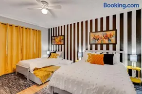 Groovy Funhouse Getaway - 4 bdrm near Legoland - Image 3