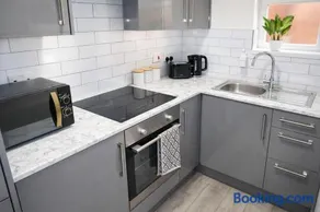 NEC 1 bedroom studio apartment with free parking - Image 3
