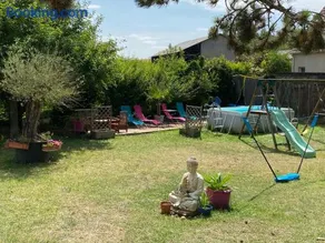 maison en pierre atypique sur jardin paysagé - Image 1