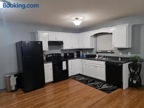 The E-Town Retreat 2BR townhouse close to Downtown - Image 3