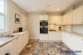 4 Bedroom Spacious House in Cardiff - Image 4