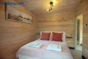 18 Bucklands Stylish Chalet, Bideford Bay, Starlink WiFi - Image 4