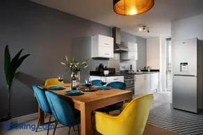 Plymouth Penthouse Apartment-Sea View-Sleeps 7- Habita Property - Image 2