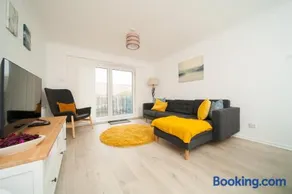 Stylish Seaside Stay – Brighton Marina Views - Image 2