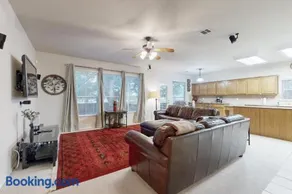 2-story house with back patio, grill, streaming, washer/dryer, & 2 living areas - Image 1