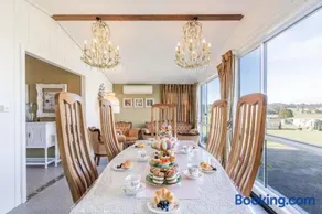 Dei Gratia High Tea House, 11A Loch Goyle Dr, Woodville - a quirky retreat with linen, aircon and Wi-Fi - Image 2